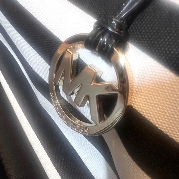 Michael Kors Tote and Wallet set - Picture 2 of 11